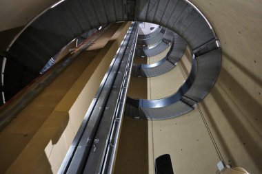 Napoli, Campania, İtalya 26 Temmuz 2024: Borgo di Santa Lucia 'yı Belvedere di Pizzofalcone' ye bağlayan Monte Echia Asansörü