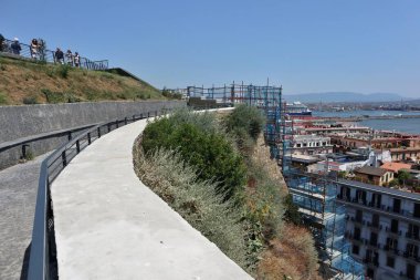 Napoli, Campania, İtalya 26 Temmuz 2024: Borgo di Santa Lucia 'daki Echia Dağı' ndaki Belvedere di Pizzofalcone 'den Panorama