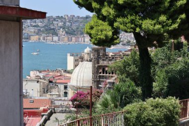 Napoli, Campania, İtalya 26 Temmuz 2024: Borgo di Santa Lucia 'daki Echia Dağı' ndaki Belvedere di Pizzofalcone 'den Panorama