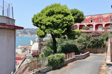 Napoli, Campania, İtalya 26 Temmuz 2024: Borgo di Santa Lucia 'daki Echia Dağı' ndaki Belvedere di Pizzofalcone 'den Panorama