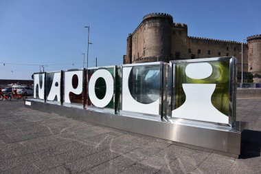 Napoli, Campania, İtalya 26 Temmuz 2024: Piazza Municipio 'da mimar Marco Tatafiore' nin pleksiglas panelleri üzerine Napoli marka yazıları