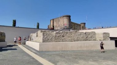 Napoli, Campania, İtalya 26 Temmuz 2024: Metro hattı 2 ve hat 6 'nın Municipio istasyonu, Porto çıkışı