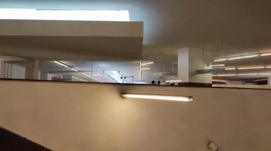 Napoli, Campania, İtalya 26 Temmuz 2024: Metro Hattı 2 'nin Municipio İstasyonu ve limana giden yeni hat 6' nın içi