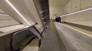 Napoli, Campania, İtalya 26 Temmuz 2024: Yeni Metro Hattı 6 'nın Municipio Porto İstasyonu