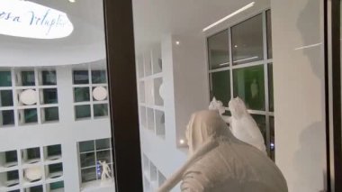 Napoli, Campania, İtalya 26 Temmuz 2024: Yeni Metro Hattı 6 'nın Chiaia-Monte di Dio İstasyonu' nun içi, mimar Umberto Siola ve sanatçı Peter Greenaway tarafından tasarlandı.