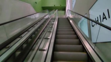 Napoli, Campania, İtalya 26 Temmuz 2024: Yeni Metro Hattı 6 'nın Chiaia-Monte di Dio İstasyonu' nun içi, mimar Umberto Siola ve sanatçı Peter Greenaway tarafından tasarlandı.