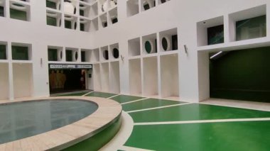 Napoli, Campania, İtalya 26 Temmuz 2024: Yeni Metro Hattı 6 'nın Chiaia-Monte di Dio İstasyonu' nun içi, mimar Umberto Siola ve sanatçı Peter Greenaway tarafından tasarlandı.
