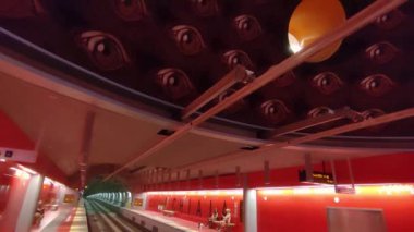 Napoli, Campania, İtalya 26 Temmuz 2024: Yeni Metro Hattı 6 'nın Chiaia-Monte di Dio İstasyonu' nun içi, mimar Umberto Siola ve sanatçı Peter Greenaway tarafından tasarlandı.