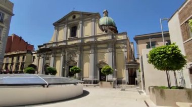 Napoli, Campania, İtalya 26 Temmuz 2024: Yeni Metro Hattı 6 'nın Chiaia-Monte di Dio istasyonu, mimar Umberto Siola ve sanatçı Peter Greenaway tarafından Piazza Santa Maria degli Angeli' de tasarlandı.