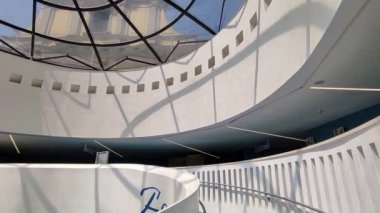 Napoli, Campania, İtalya 26 Temmuz 2024: Yeni Metro Hattı 6 'nın Chiaia-Monte di Dio İstasyonu' nun içi, mimar Umberto Siola ve sanatçı Peter Greenaway tarafından tasarlandı.