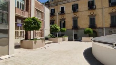 Napoli, Campania, İtalya 26 Temmuz 2024: Yeni Metro Hattı 6 'nın Chiaia-Monte di Dio istasyonu, mimar Umberto Siola ve sanatçı Peter Greenaway tarafından Piazza Santa Maria degli Angeli' de tasarlandı.