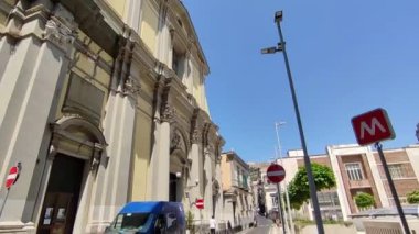 Napoli, Campania, İtalya 26 Temmuz 2024: Yeni Metro Hattı 6 'nın Chiaia-Monte di Dio istasyonu, mimar Umberto Siola ve sanatçı Peter Greenaway tarafından Piazza Santa Maria degli Angeli' de tasarlandı.