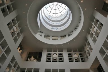 Napoli, Campania, İtalya 26 Temmuz 2024: Yeni Metro Hattı 6 'nın Chiaia-Monte di Dio İstasyonu' nun içi, mimar Umberto Siola ve sanatçı Peter Greenaway tarafından tasarlandı.