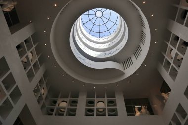 Napoli, Campania, İtalya 26 Temmuz 2024: Yeni Metro Hattı 6 'nın Chiaia-Monte di Dio İstasyonu' nun içi, mimar Umberto Siola ve sanatçı Peter Greenaway tarafından tasarlandı.