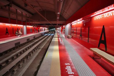 Napoli, Campania, İtalya 26 Temmuz 2024: Yeni Metro Hattı 6 'nın Chiaia-Monte di Dio İstasyonu' nun içi, mimar Umberto Siola ve sanatçı Peter Greenaway tarafından tasarlandı.