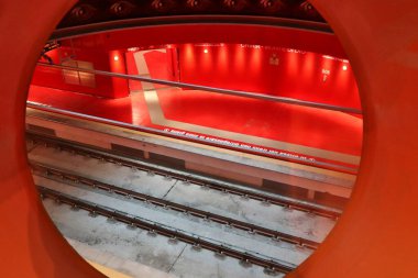 Napoli, Campania, İtalya 26 Temmuz 2024: Yeni Metro Hattı 6 'nın Chiaia-Monte di Dio İstasyonu' nun içi, mimar Umberto Siola ve sanatçı Peter Greenaway tarafından tasarlandı.