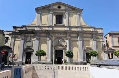Napoli, Campania, İtalya 26 Temmuz 2024: Yeni Metro Hattı 6 'nın Chiaia-Monte di Dio istasyonu, mimar Umberto Siola ve sanatçı Peter Greenaway tarafından Piazza Santa Maria degli Angeli' de tasarlandı.