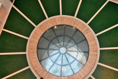 Napoli, Campania, İtalya 26 Temmuz 2024: Yeni Metro Hattı 6 'nın Chiaia-Monte di Dio İstasyonu' nun içi, mimar Umberto Siola ve sanatçı Peter Greenaway tarafından tasarlandı.