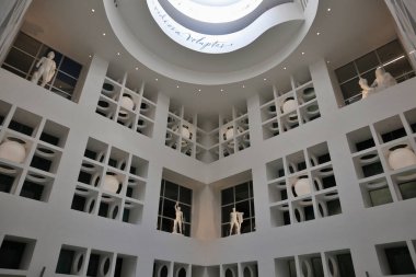 Napoli, Campania, İtalya 26 Temmuz 2024: Yeni Metro Hattı 6 'nın Chiaia-Monte di Dio İstasyonu' nun içi, mimar Umberto Siola ve sanatçı Peter Greenaway tarafından tasarlandı.