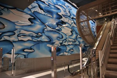 Napoli, Campania, İtalya 26 Temmuz 2024: Yeni Metro Hattı 6 'nın San Pasquale İstasyonu, mimar Boris Podrecca tarafından tasarlandı ve sanatçı Peter Kogler tarafından çalışmalar yapıldı.
