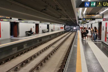 Napoli, Campania, İtalya 26 Temmuz 2024: Yeni Metro Hattı 6 'nın San Pasquale İstasyonu, mimar Boris Podrecca tarafından tasarlandı ve sanatçı Peter Kogler tarafından çalışmalar yapıldı.