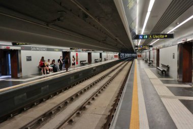 Napoli, Campania, İtalya 26 Temmuz 2024: Yeni Metro Hattı 6 'nın San Pasquale İstasyonu, mimar Boris Podrecca tarafından tasarlandı ve sanatçı Peter Kogler tarafından çalışmalar yapıldı.