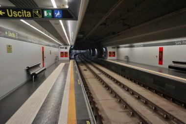 Napoli, Campania, İtalya 26 Temmuz 2024: Yeni Metro Hattı 6 'nın San Pasquale İstasyonu, mimar Boris Podrecca tarafından tasarlandı ve sanatçı Peter Kogler tarafından çalışmalar yapıldı.