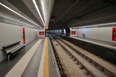 Napoli, Campania, İtalya 26 Temmuz 2024: Yeni Metro Hattı 6 'nın San Pasquale İstasyonu, mimar Boris Podrecca tarafından tasarlandı ve sanatçı Peter Kogler tarafından çalışmalar yapıldı.