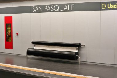 Napoli, Campania, İtalya 26 Temmuz 2024: Yeni Metro Hattı 6 'nın San Pasquale İstasyonu, mimar Boris Podrecca tarafından tasarlandı ve sanatçı Peter Kogler tarafından çalışmalar yapıldı.