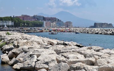 Napoli, Campania, İtalya 6 Ağustos 2024: Rotonda Diaz 'ın Lido Mappatella plajı