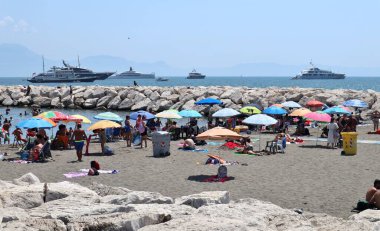 Napoli, Campania, İtalya 6 Ağustos 2024: Rotonda Diaz 'ın Lido Mappatella plajı