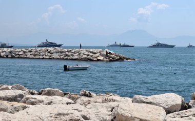 Napoli, Campania, İtalya 6 Ağustos 2024: Lungomare Caracciolo 'dan Napoli Körfezi' nde demirli