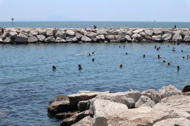 Napoli, Campania, İtalya 6 Ağustos 2024: Rotonda Diaz 'ın Lido Mappatella plajı