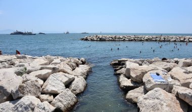 Napoli, Campania, İtalya 6 Ağustos 2024: Rotonda Diaz 'ın Lido Mappatella plajı