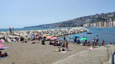 Napoli, Campania, İtalya 6 Ağustos 2024: Rotonda Diaz 'ın Lido Mappatella plajı