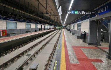 Napoli, Campania, İtalya 6 Ağustos 2024: Napoli 'nin Dört Günü Anıtı, ya da daha çok bilinen adıyla Scugnizzo Anıtı, Piazza della β bblica 1963 yılında Marino Mazzacurati tarafından inşa edilmiştir.