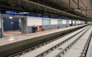 Napoli, Campania, İtalya 6 Ağustos 2024: Napoli 'nin Dört Günü Anıtı, ya da daha çok bilinen adıyla Scugnizzo Anıtı, Piazza della β bblica 1963 yılında Marino Mazzacurati tarafından inşa edilmiştir.