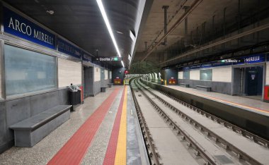 Napoli, Campania, İtalya 6 Ağustos 2024: Napoli 'nin Dört Günü Anıtı, ya da daha çok bilinen adıyla Scugnizzo Anıtı, Piazza della β bblica 1963 yılında Marino Mazzacurati tarafından inşa edilmiştir.