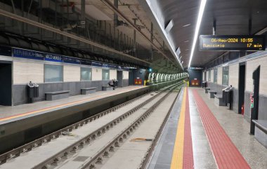 Napoli, Campania, İtalya 6 Ağustos 2024: Napoli 'nin Dört Günü Anıtı, ya da daha çok bilinen adıyla Scugnizzo Anıtı, Piazza della β bblica 1963 yılında Marino Mazzacurati tarafından inşa edilmiştir.