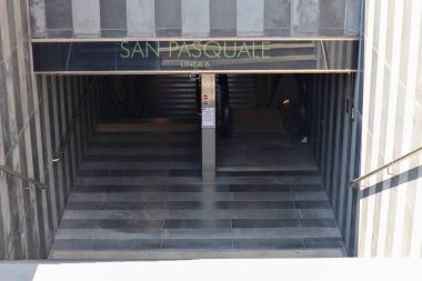 Napoli, Campania, İtalya 6 Ağustos 2024: Villa Comunale yakınlarındaki Via Riviera di Chiaia 'da, mimar Boris Podrecca ve sanatçı Peter Kogler tarafından tasarlanan yeni metro hattının San Pasquale istasyonu