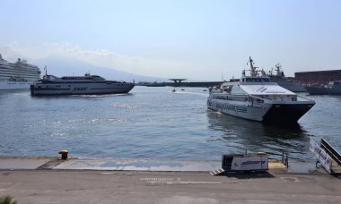 Napoli, Campania, İtalya 6 Ağustos 2024: Via Acton 'daki Molo Beverello yeni deniz istasyonunun terasından limanın panoramik manzarası