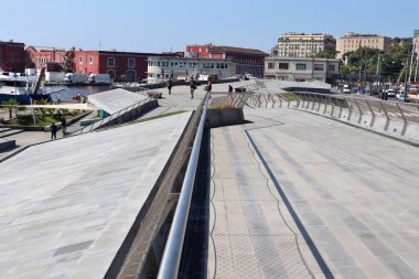 Napoli, Campania, İtalya 6 Ağustos 2024: Via Acton 'daki Molo Beverello yeni deniz istasyonunun terasından panoramik manzara