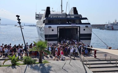 Napoli, Campania, İtalya 6 Ağustos 2024: Via Acton 'daki Molo Beverello yeni deniz istasyonunun terasından limanın panoramik manzarası