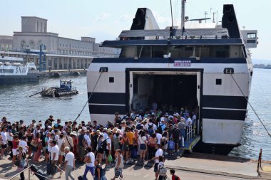 Napoli, Campania, İtalya 6 Ağustos 2024: Via Acton 'daki Molo Beverello yeni deniz istasyonunun terasından limanın panoramik manzarası