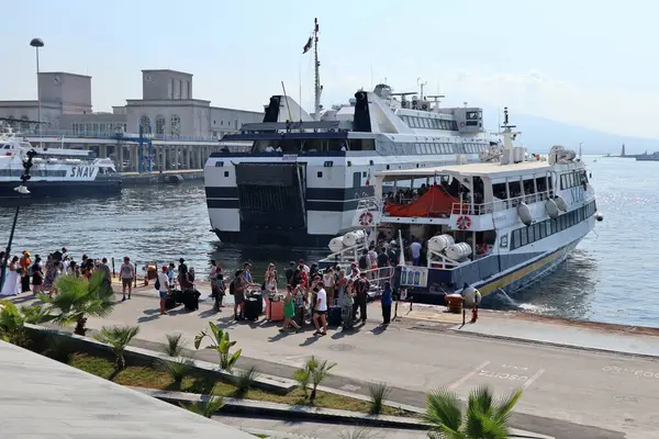 Napoli, Campania, İtalya 6 Ağustos 2024: Via Acton 'daki Molo Beverello yeni deniz istasyonunun terasından limanın panoramik manzarası