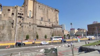 Napoli, Campania, İtalya 6 Ağustos 2024: Via Acton 'daki Molo Beverello yeni deniz istasyonunun terasından limanın panoramik manzarası