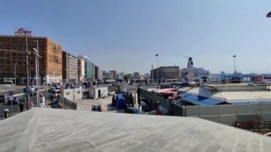 Napoli, Campania, İtalya 6 Ağustos 2024: Via Acton 'daki Molo Beverello yeni deniz istasyonunun terasından limanın panoramik manzarası