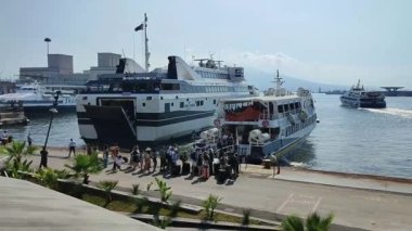 Napoli, Campania, İtalya 6 Ağustos 2024: Via Acton 'daki Molo Beverello yeni deniz istasyonunun terasından limanın panoramik manzarası