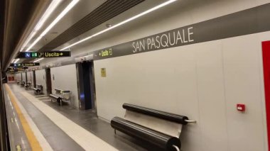 Napoli, Campania, İtalya 26 Temmuz 2024: Yeni Metro Hattı 6 'nın San Pasquale İstasyonu, mimar Boris Podrecca tarafından tasarlandı ve sanatçı Peter Kogler tarafından çalışmalar yapıldı.