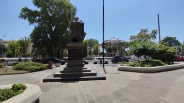 Napoli, Campania, İtalya 6 Ağustos 2024: Villa Comunale yakınlarındaki Via Riviera di Chiaia 'da, mimar Boris Podrecca ve sanatçı Peter Kogler tarafından tasarlanan yeni metro hattının San Pasquale istasyonu